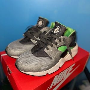 Nike Air Huarache size 10 Mens Silver/ green